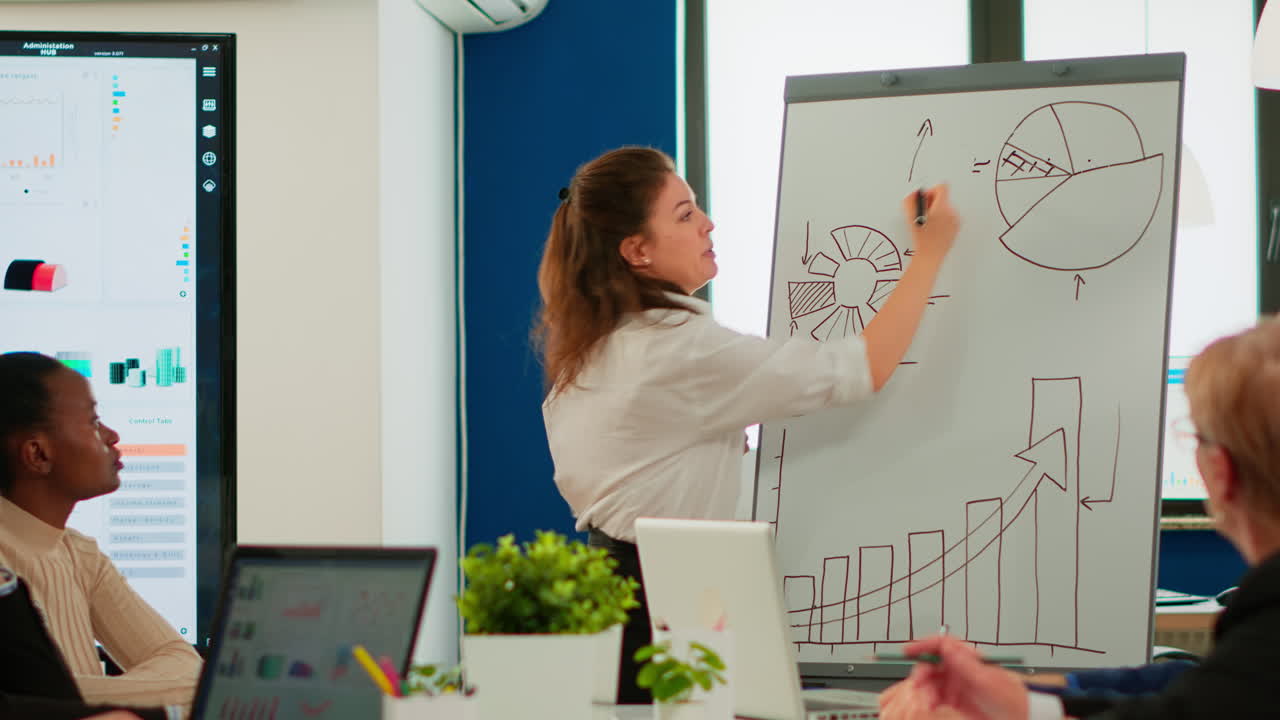 Líder de equipo enfocado que presenta el plan de marketing a compañeros de trabajo multirraciales interesados.