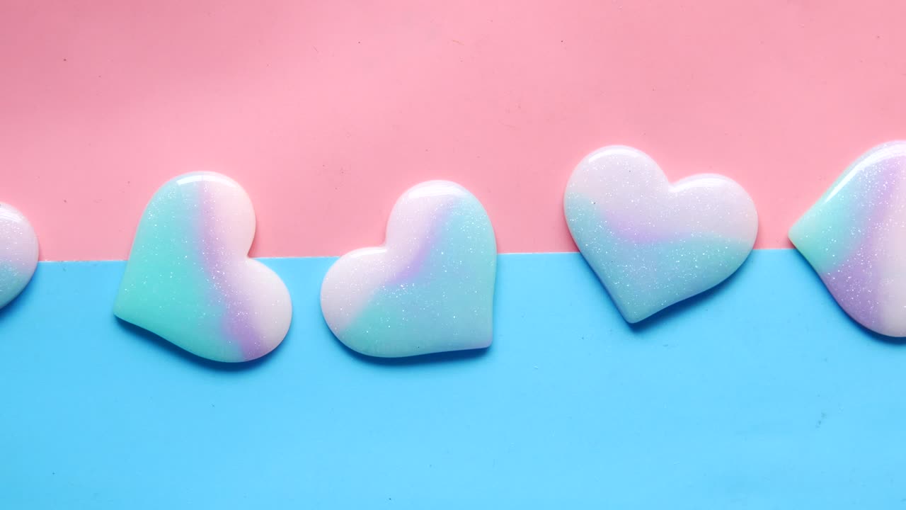 분홍색과 파란색 배경에 파스텔 색의 이리데스 심장