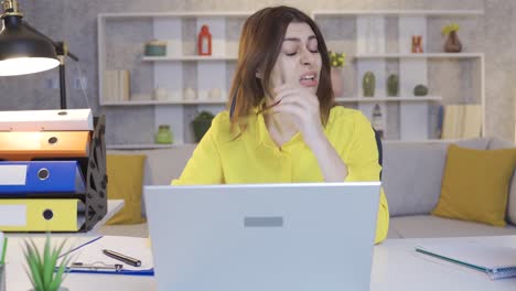 Frustrated-worried-business-woman-working-from-home-at-a-computer-with-things-not-going-well.