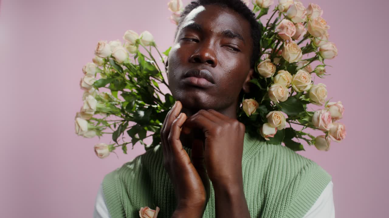 Ritratto di un uomo con dei fiori