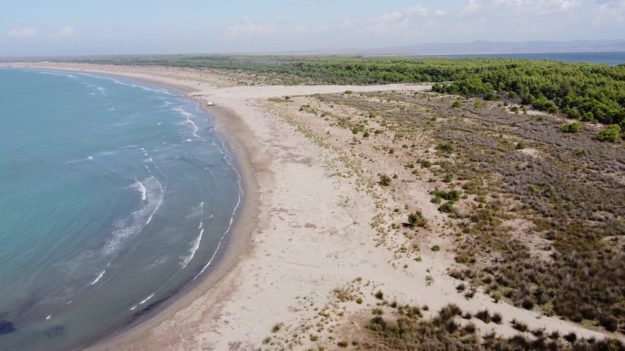 hidrovor beach, albania - larga playa de arena cerca de fier y porto novo en vlore, albania - antena