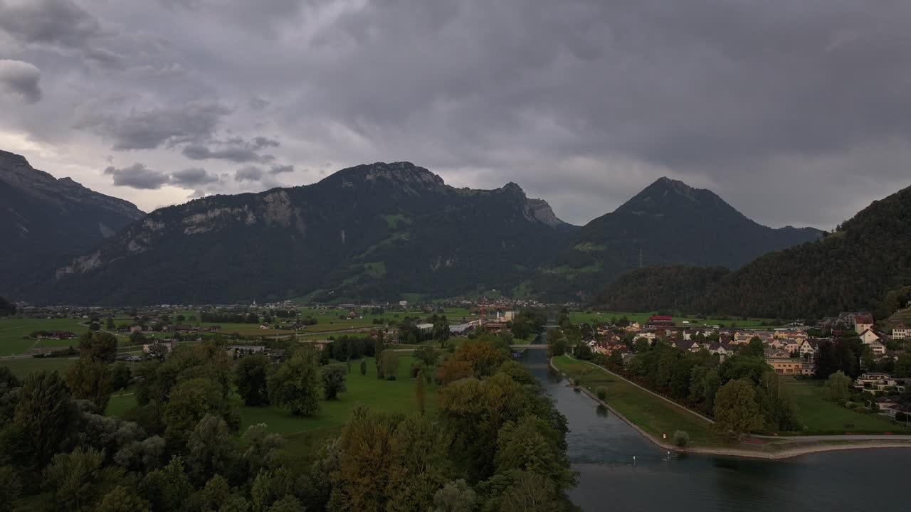 Hyperlapse con drone sul piccolo villaggio di Weesen durante il tramonto nel Cantone di San Gallo, Svizzera.