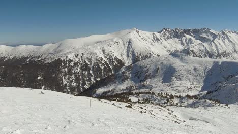 paisaje invernal, horizonte de montañas cubiertas de nieve y pistas de esquí en bansko, bulgaria