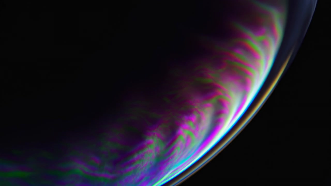 Bolle scintillanti e riflettenti, su sfondo scuro, con accenti viola e blu, e un'atmosfera mistica ed eterea, che mostra chiaramente l'azione principale e il luogo da una prospettiva ravvicinata.