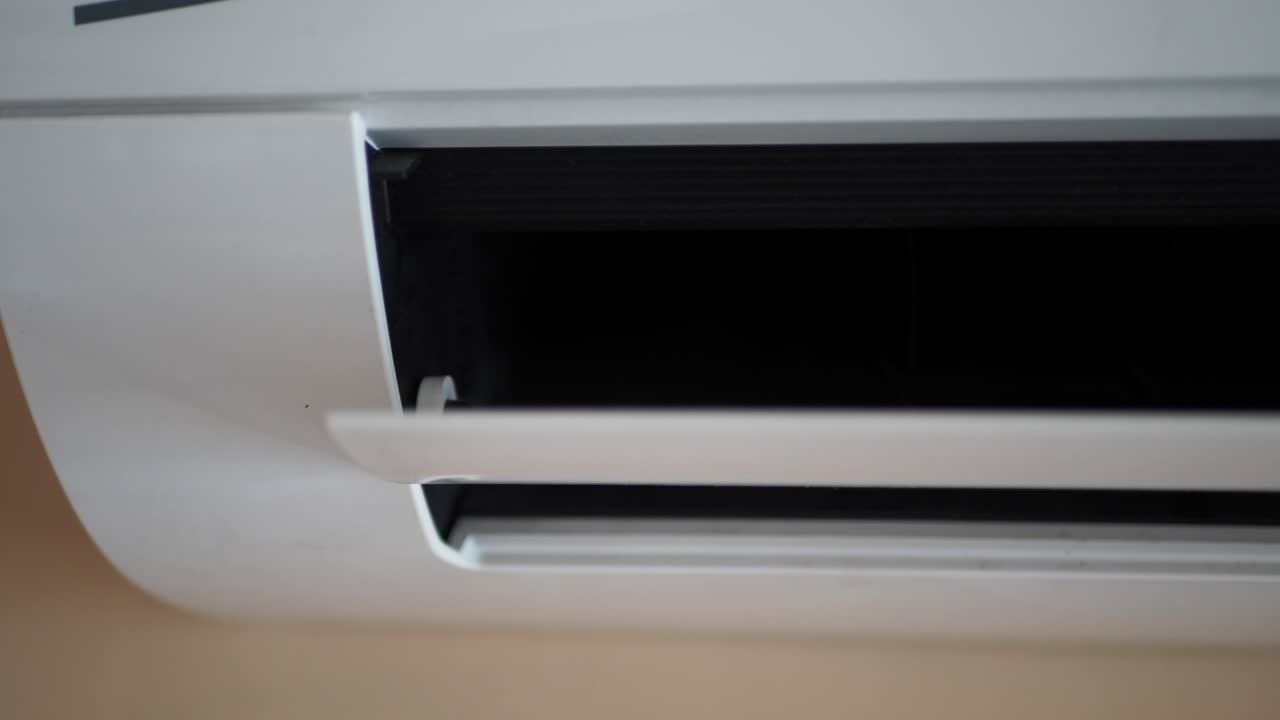 primer plano de una unidad de aire acondicionado blanca montada en la pared