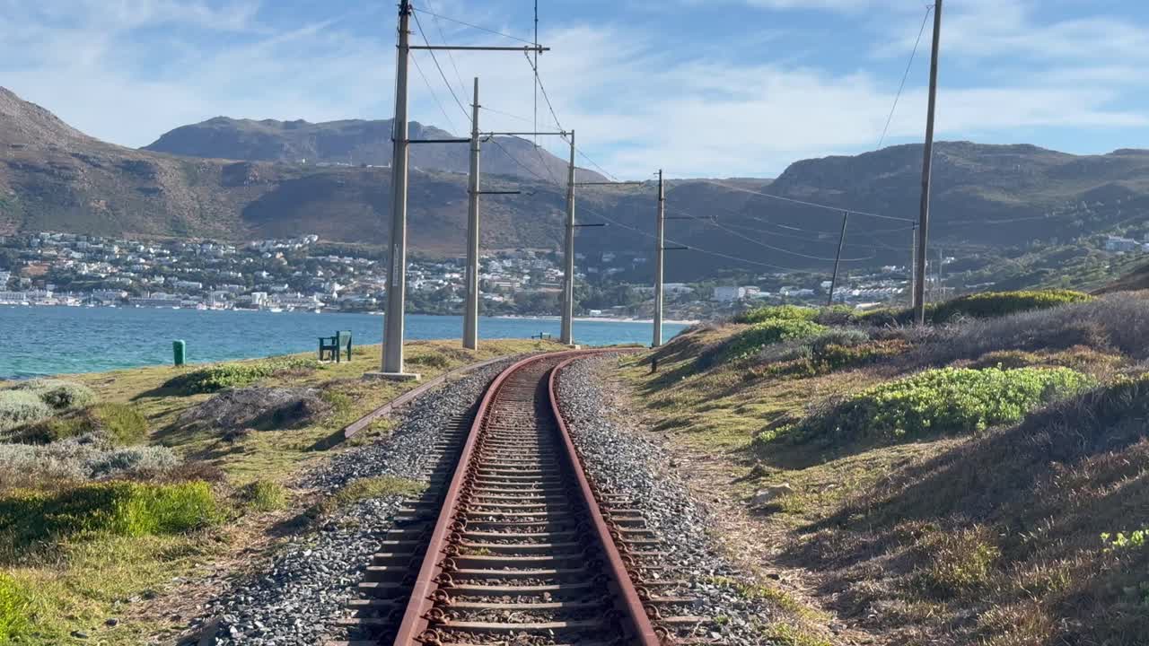 Jalur kereta api di False Bay yang indah di Cape Town dekat Simonstown