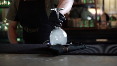 Barkeeper-Geräucherter-Glascocktail-Zeitlupe-Setzen-Eis