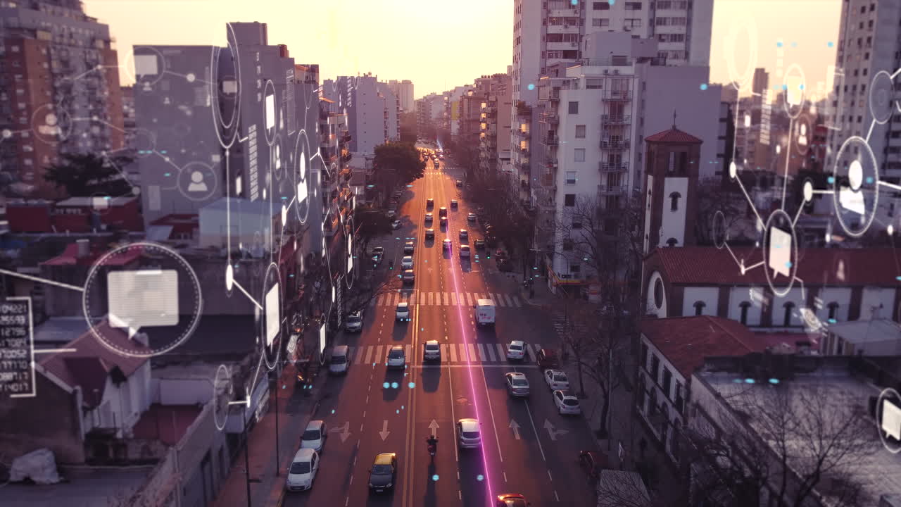 antena: tráfico en carretera transitada en buenos aires durante la puesta de sol - concepto futuro de ciudad inteligente con red de comunicación