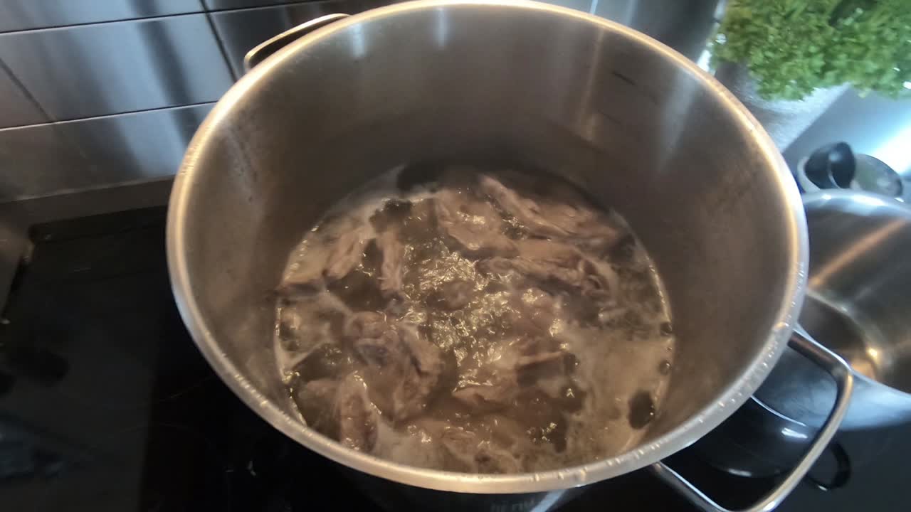 cocinar carne en una cacerola