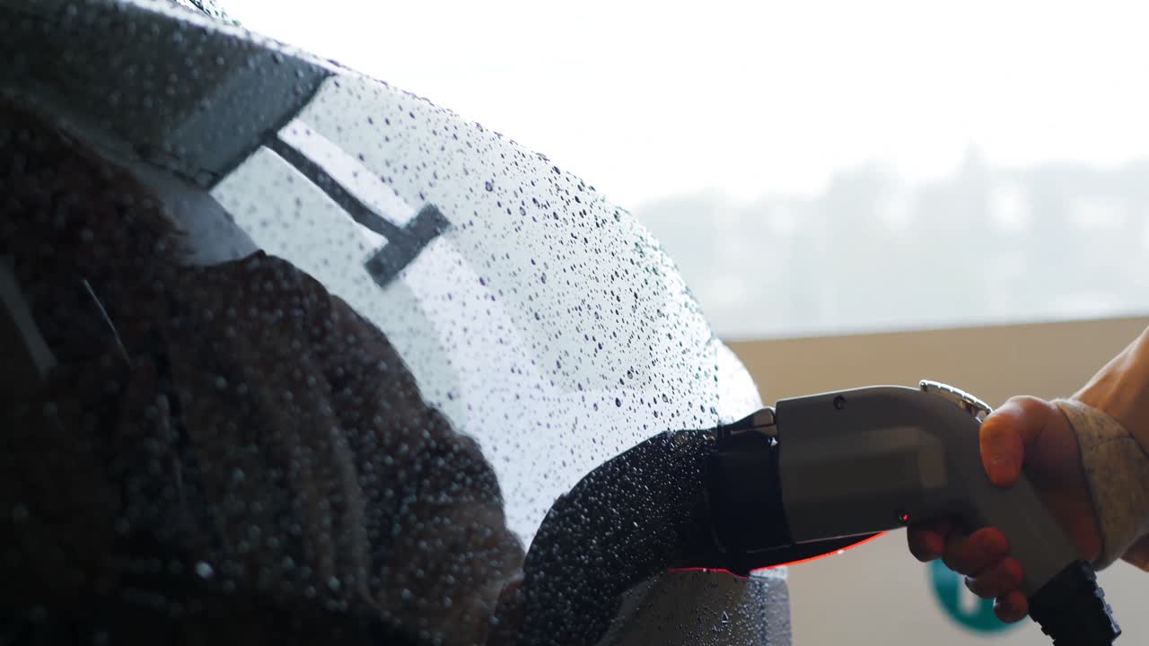 전기 자동차 를 충전 하는 사람