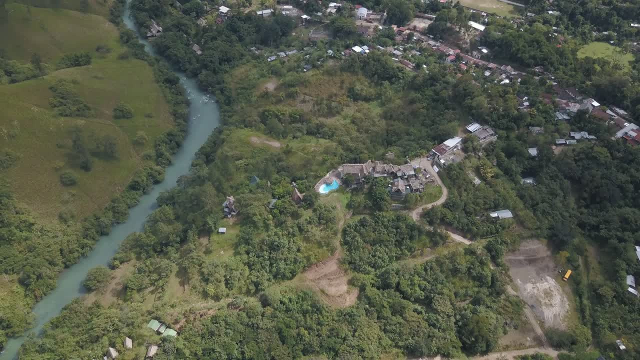 vista aérea de drones volando sobre la hermosa zona tropical de guatemala cerca del río semuc champey en lanquin