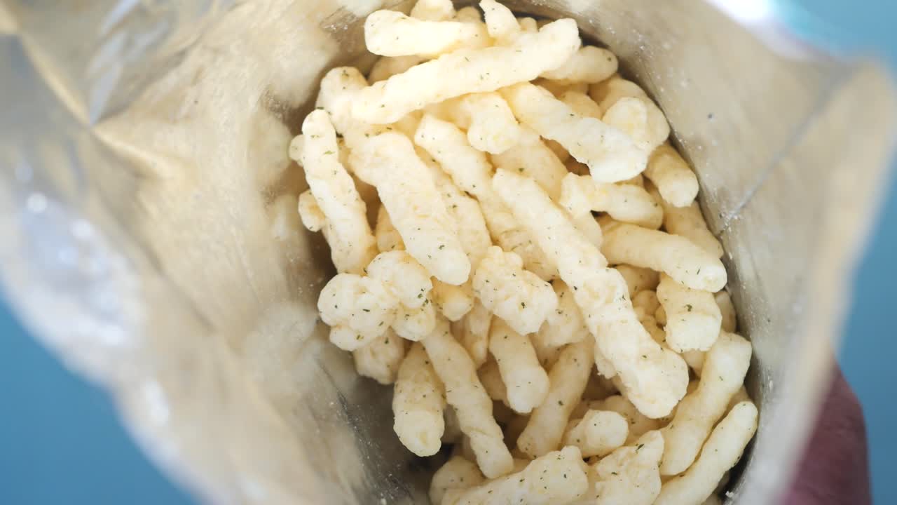 un paquete de papas fritas abierto con vista superior