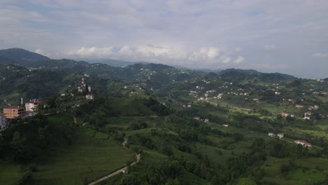 Vista-De-Drones-De-La-Ciudad-Construida-Sobre-La-Colina,-El-Asentamiento-Entre-La-Vegetación