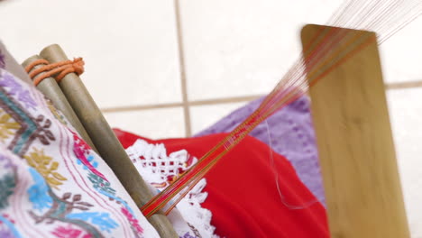 mujeres zapotecas tejiendo artesanía en oaxaca