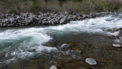Agua-Que-Fluye-Sobre-Las-Rocas-En-El-Río-Durante-El-Verano