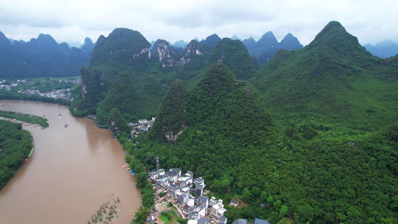 vistas panorámicas aéreas de la antigua ciudad montañosa de xingping y el río marrón li jiang, china