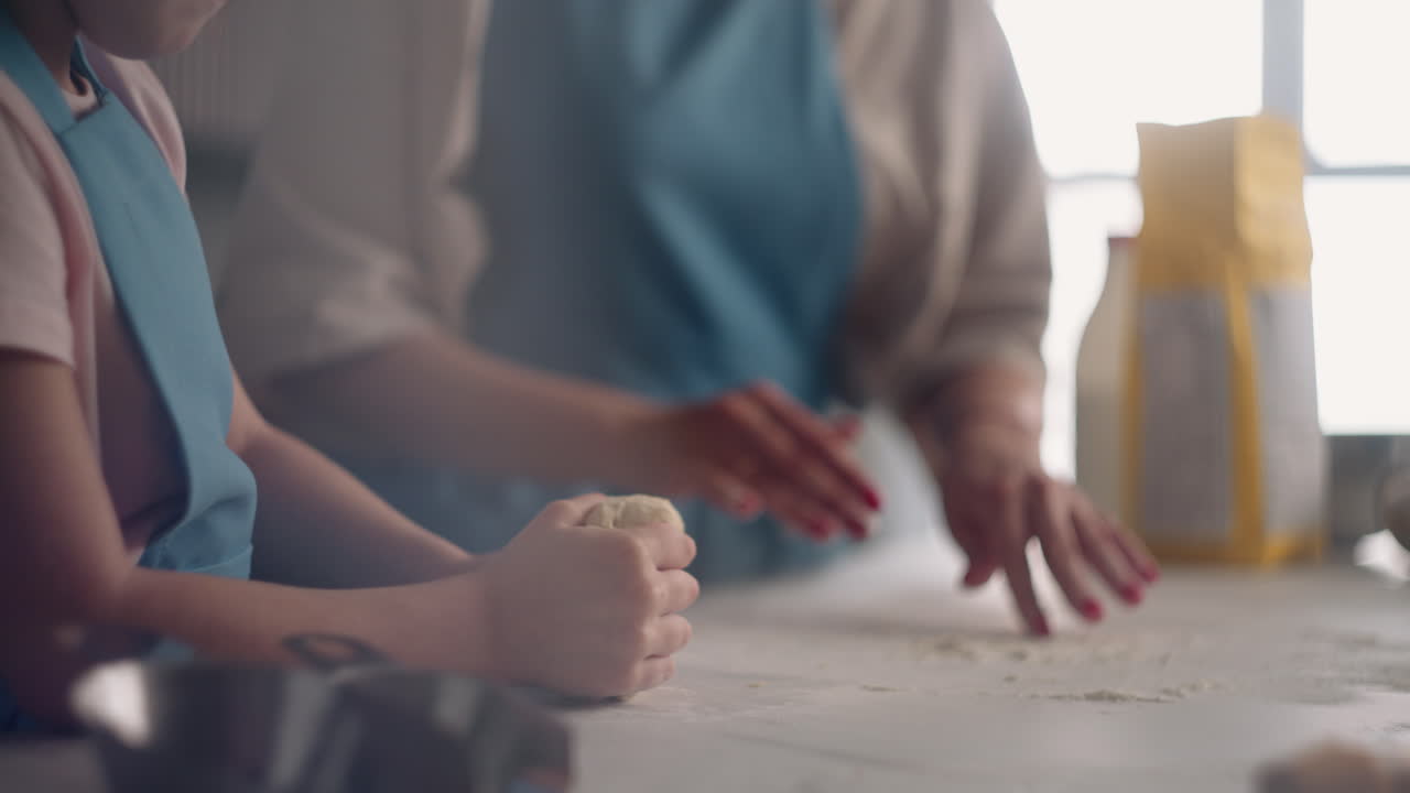 유치원 아이는 가정 주방에서 요리를 배우고 학교에서 요리 마스터 클래스 어린 소녀는 반죽을 고 있습니다.