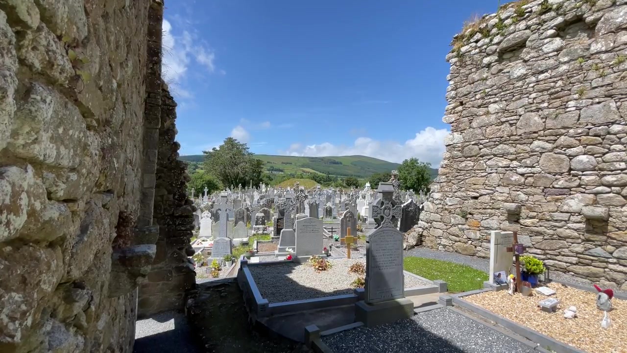 Luoghi epici dell'Irlanda: tombe tra le rovine di un'antica abbazia a St Mullins, Carlow, sulle rive del fiume Barrow in una luminosa mattina d'estate.