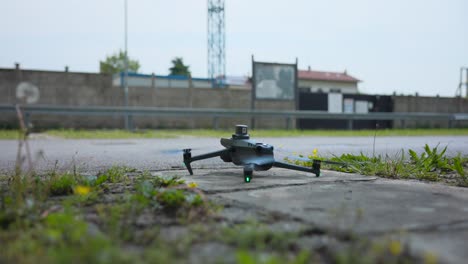 el avión no tripulado dji mavic 3e para fotogrametría despega