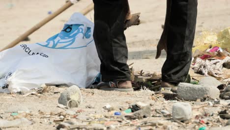 Hombre-Recogiendo-Residuos-De-Plástico-En-La-Playa-De-Carter-Road,-Mumbai,-India,-Primer-Plano