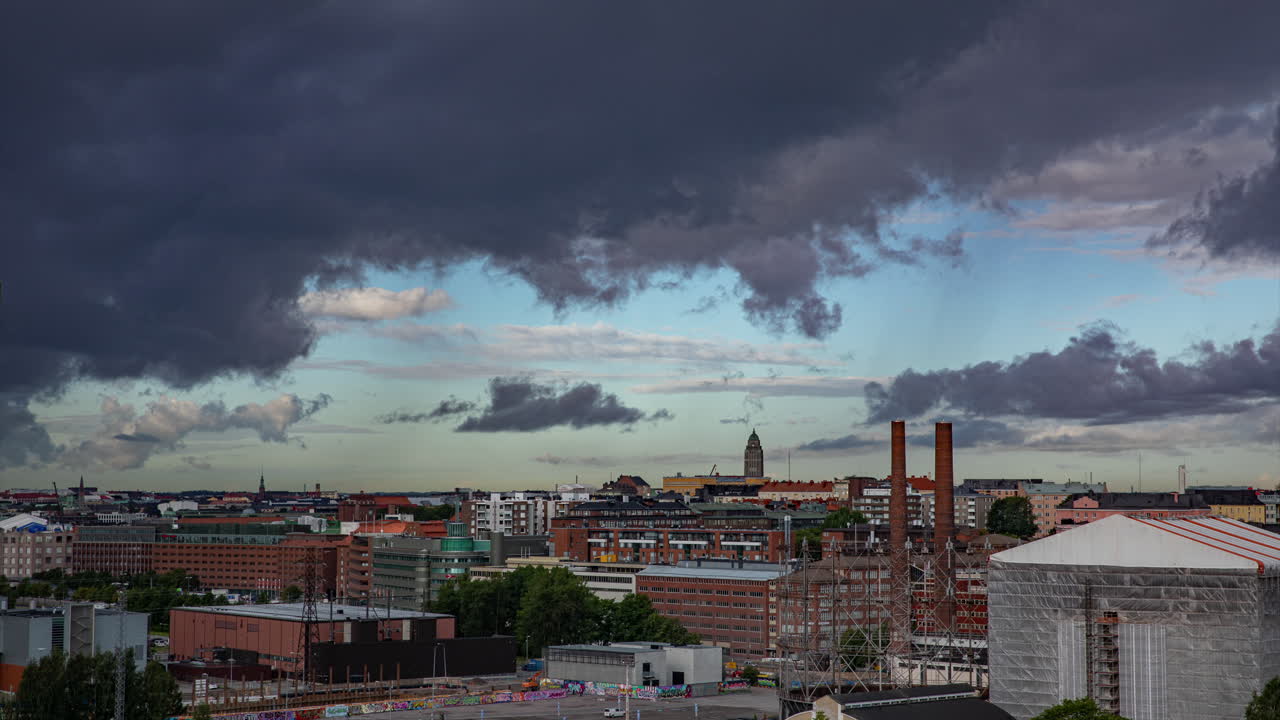 Time-lapse af en regnbue og regnskyer, der ruller ind over Kallio-området i Helsinki.
