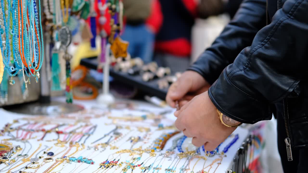 puesto de venta de accesorios hechos a mano