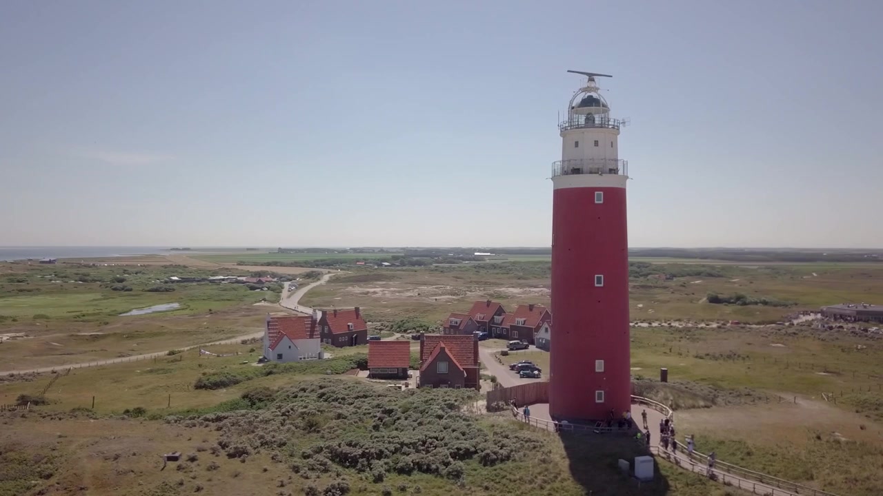 Fyrtårn på Texel med en lille landsby med et par huse lige ved siden af. Optaget med Mavic Pro om sommeren i 4k