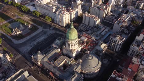 antena de arriba hacia abajo dando vueltas sobre el palacio de la cúpula del congreso nacional argentino en buenos aires