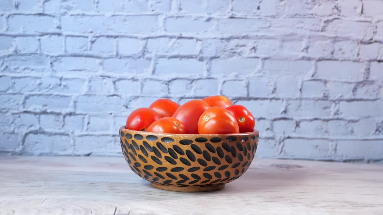 나무 그릇에 토마토