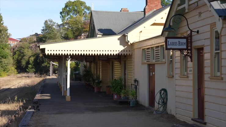 Inquadratura media ampia della stazione ferroviaria di Gundagai, Nuovo Galles del Sud, Australia