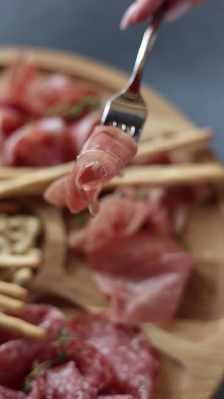 tablero de charcutería con jamón y salami