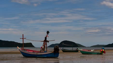 Los-Barcos-De-Pesca-Que-Amarran-En-La-Marea-Baja-Generalmente-Se-Ven-Como-Parte-De-Un-Romántico-Paisaje-Marino-Provincial-Del-Parque-Nacional-Khao-Sam-Roi-Yot,-Prachuap-Khiri-Khan,-En-Tailandia