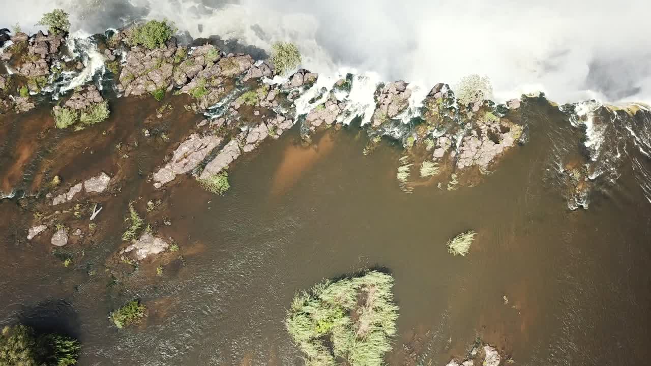 빅토리아는 아프리카의 짐바브웨와 잠비아 국경에 떨어집니다.