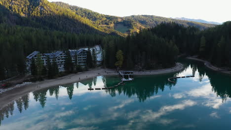 Drone-shot-of-the-hotel-at-the-beautiful-Lago-Di-Braies,-Italian-Dolomites,-in-South-Tyrol-Italy