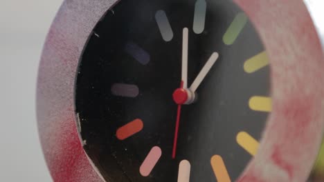 un reloj de colores está corriendo