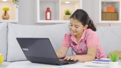 niña inteligente y feliz trabajando con materiales tecnológicos.