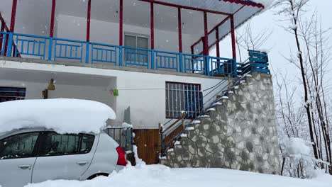 Starker-Schneefall-In-Der-Stadt-Wald-Dorf-Winter-Schneefall-Abdeckung-Auto-Hausdach-Fahrzeugdach-Weißer-Cremiger-Glatter-Schnee-Auf-Dem-Boden-Holz-Altes-Traditionelles-Architekturhaus-In-Malerischer-Wunderschöner-Dorflandschaft