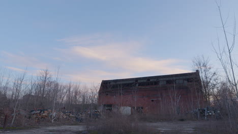 Toma-Panorámica-De-Una-Zona-Industrial-Abandonada-En-El-Noreste-De-Ohio-Cerca-Del-Atardecer.