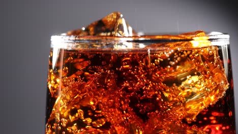 Glas-Cola.-Eiscola-Mit-Spritzenden-Blasen-In-Zeitlupe.