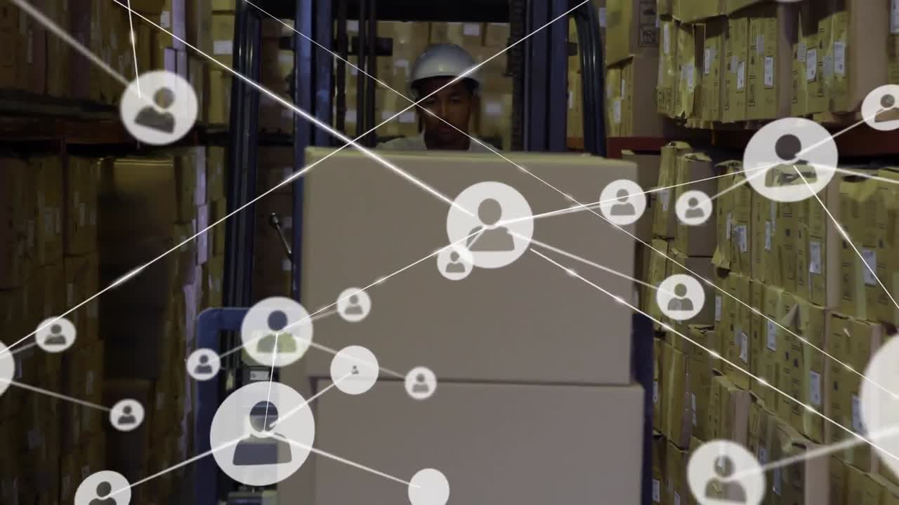 animación de la red de perfiles sobre un trabajador afroamericano que opera una carretilla elevadora en un almacén.
