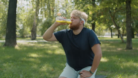 Übergewichtiger-Mann-Trinkt-Detox-Smoothie-Im-Park