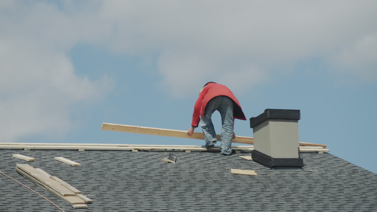 집 지붕을 짓는 건축가, 지붕을 짓는 직원