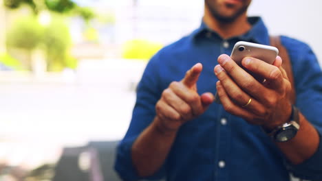 Un-Hombre-De-Negocios-Usando-Un-Teléfono-Celular-En-La-Ciudad