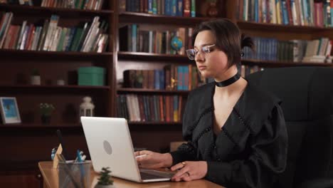 la chica está trabajando en una computadora portátil