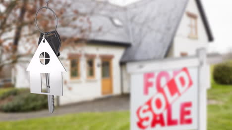 Haus-Schlüsselanhänger-Und-Schlüsselanimation-über-Einem-„Verkauft“-Schild-Vor-Dem-Haus