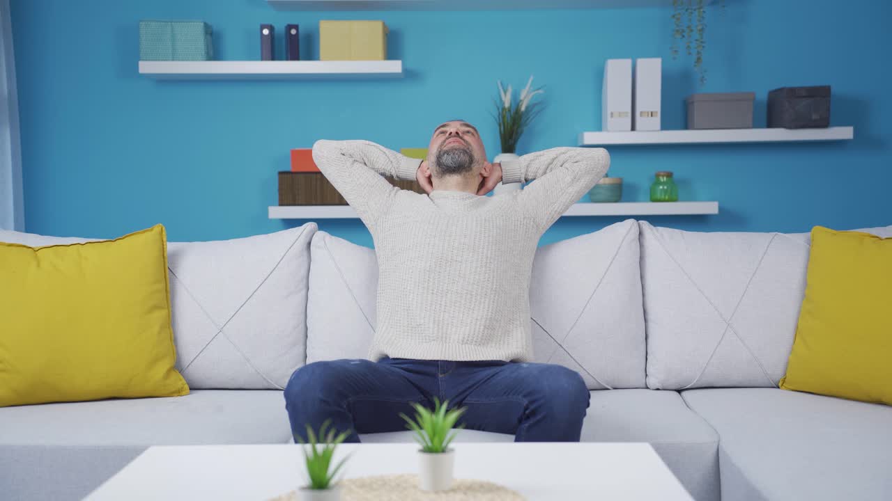 남자가 집에서 춤을 추고 스트레스를 풀고 있습니다.