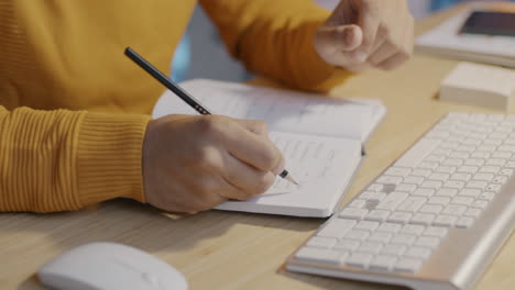persona que trabaja en un escritorio