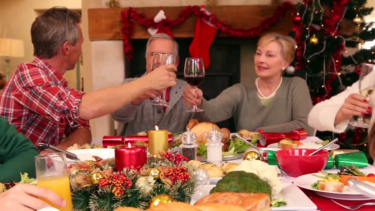 familia de tres generaciones teniendo la cena de navidad juntos