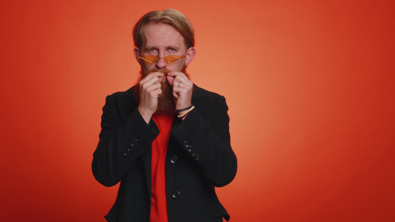 겁에 질린 겁에 질린 젊은이가 입을 닫고 몸짓을 합니다. 아니요, 끔찍한 비밀, 진실을 말하기를 거부합니다.