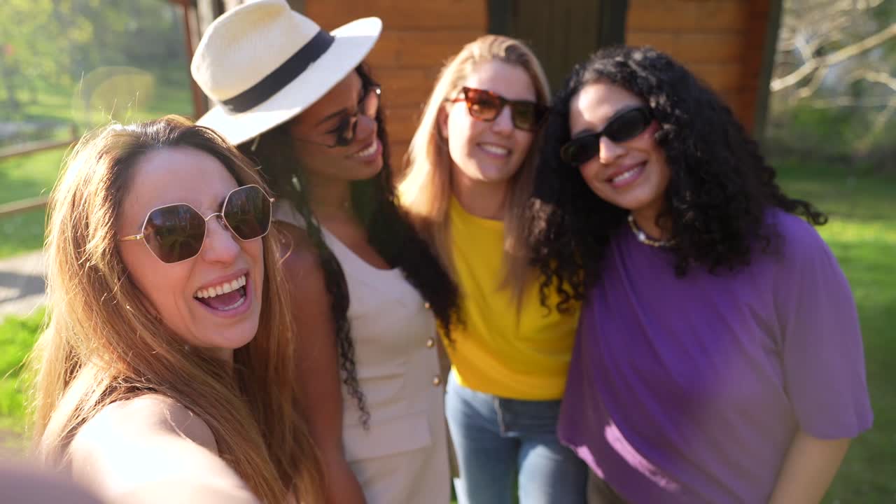 Un gruppo di donne si gode una giornata di sole